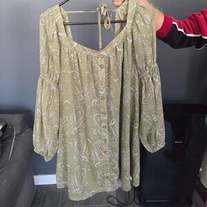 Dress in paisley print.